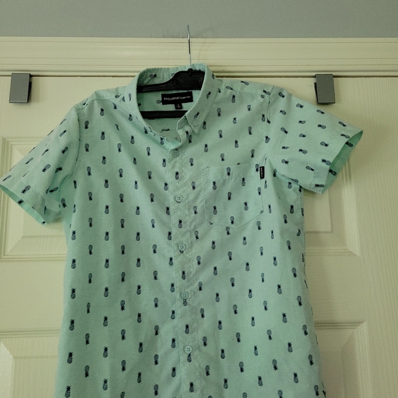 Molokai Surf Co Boys Button Down Blue Pineapple Shirt Small (8) Short Sleeve - Picture 2 of 4